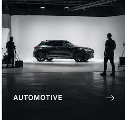 Automotive-Setup im Cyclorama als Größenreferenz